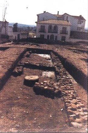 Castillo de Andjar - Castillo de Andjar. Excavaciones arqueolgicas de 1989 en la plaza Alczar donde se aprecian restos de fortificaciones medievales.