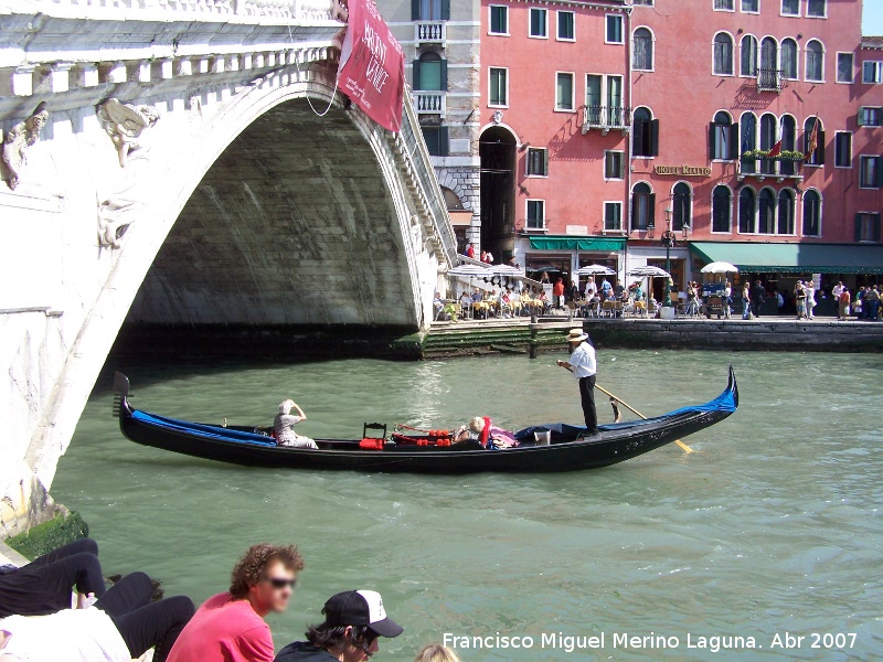 Gndola - Gndola. Por el Puente de Rialto.