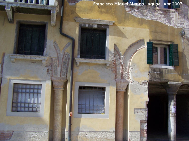 Palacio Chiurlotto - Palacio Chiurlotto. Restos de arcos