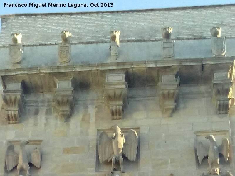 Palacio de los Nios de Don Gome - Palacio de los Nios de Don Gome. Escudos superiores