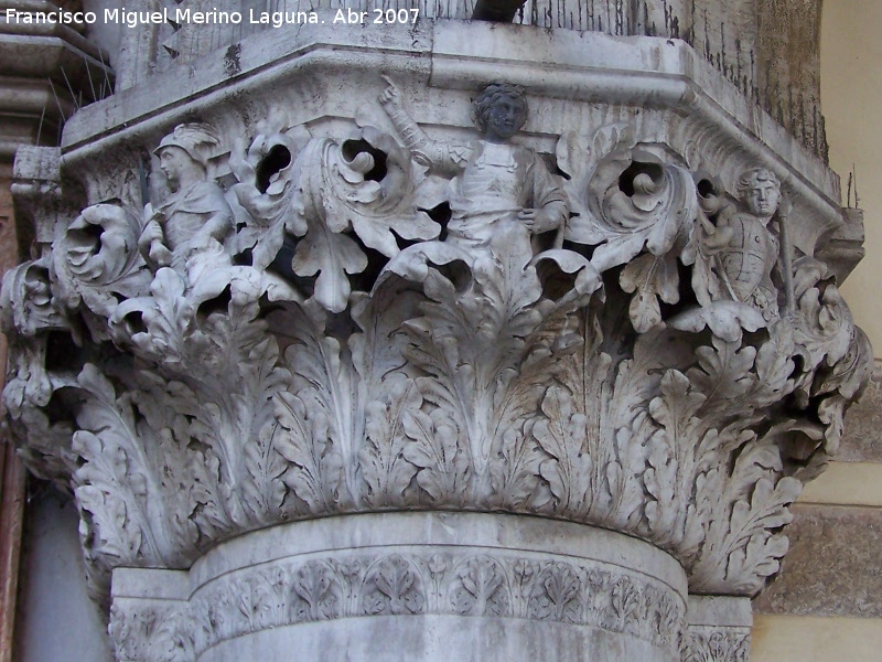 Palacio Ducal - Palacio Ducal. Capitel de los soportales