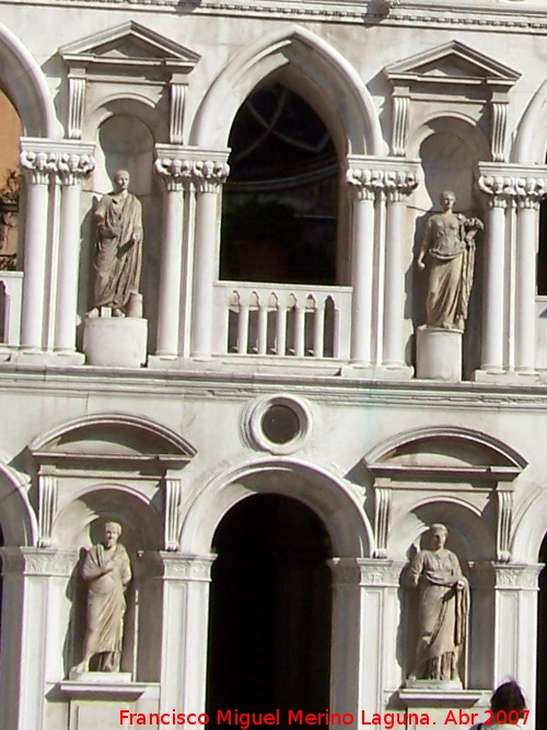Palacio Ducal - Palacio Ducal. Estatuas