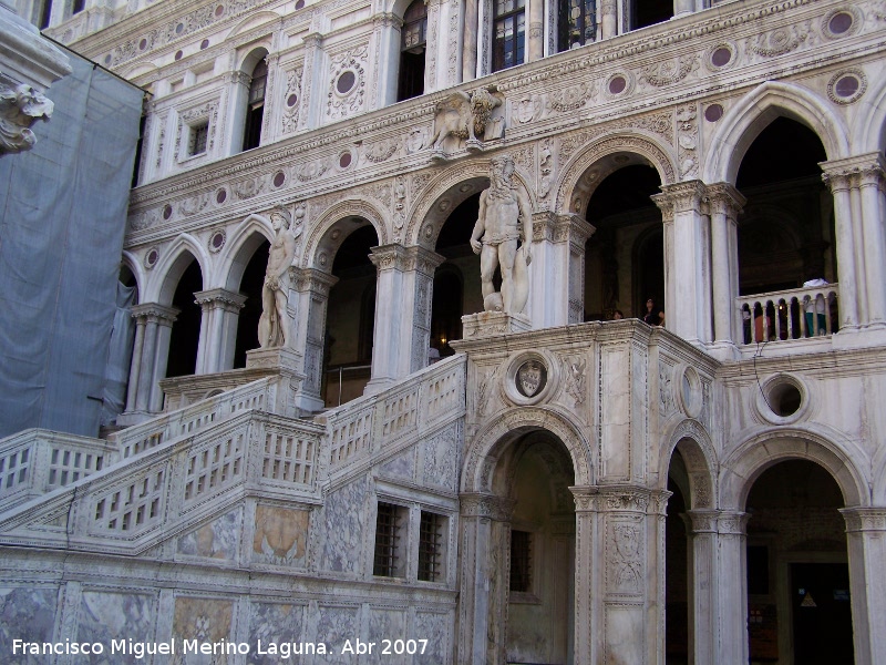 Palacio Ducal - Palacio Ducal. Escalera de los Gigantes