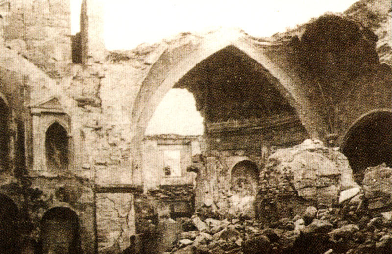 Santuario de la Virgen de la Cabeza - Santuario de la Virgen de la Cabeza. Interior del Santuario al terminar el asedio en mayo de 1937