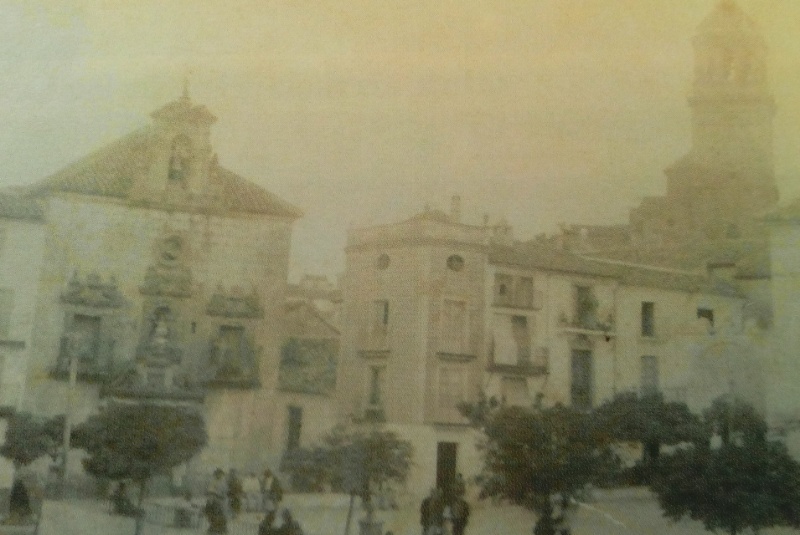 Plaza Veintiocho de Febrero - Plaza Veintiocho de Febrero. Foto antigua.  A la  izquierda la Capilla de la Aurora hoy convertida en un bar