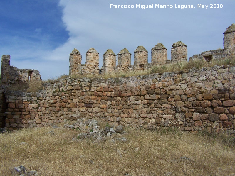 Almena - Almena. Almenas piramidales. Castillo del Berrueco