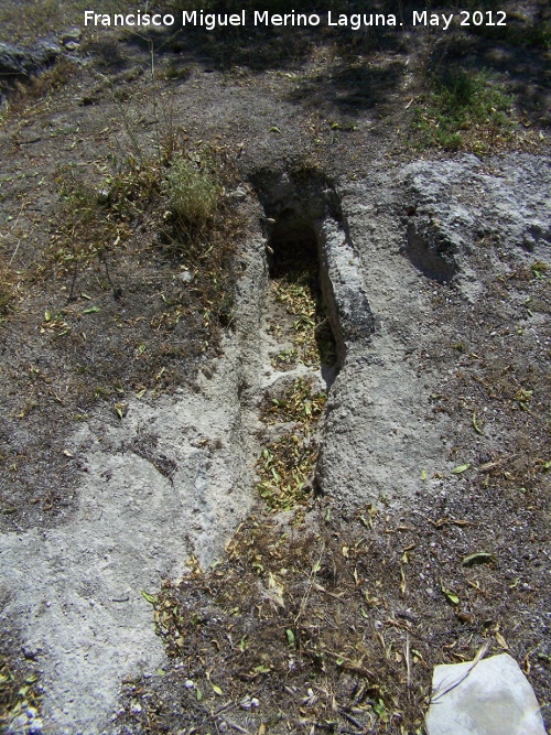 Necrpolis de Tzar - Necrpolis de Tzar. Tumba antropomorfa visigoda y laja de piedra en los pies de la foto