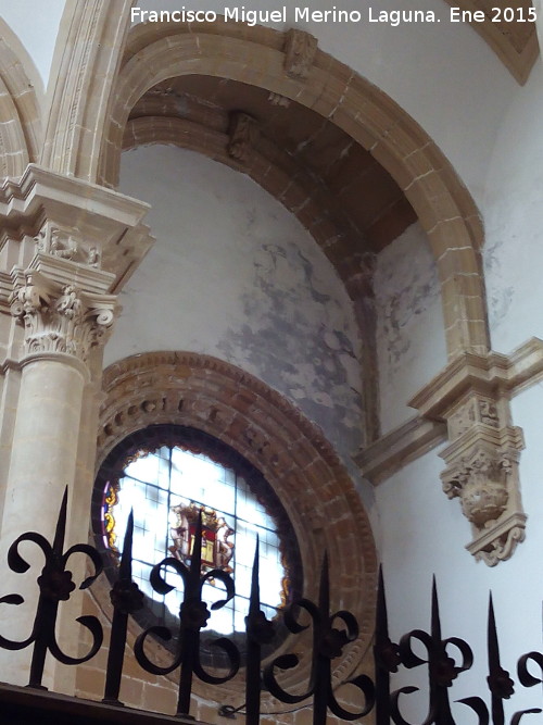 Catedral de Baeza. Interior - Catedral de Baeza. Interior. Vidriera con el escudo de Baeza