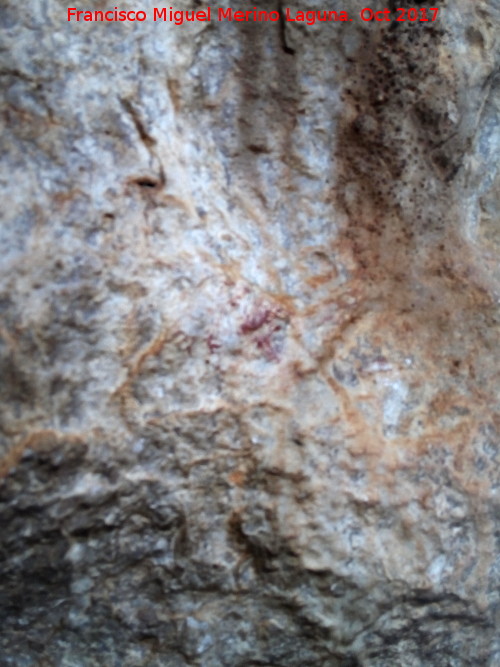 Pinturas rupestres de la Cueva de Limones - Pinturas rupestres de la Cueva de Limones. Mancha de color rojo