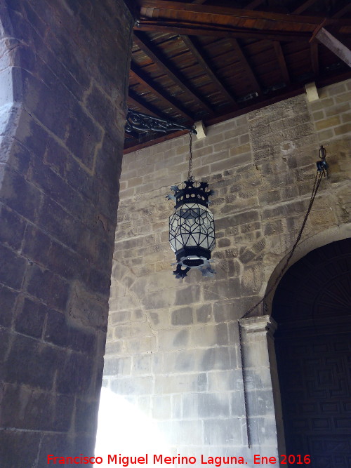 Catedral de Baeza. Claustro - Catedral de Baeza. Claustro. Lmpara en la galera