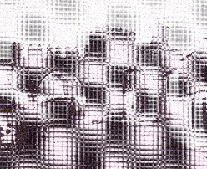 Arco de Villalar y Puerta de Jan - Arco de Villalar y Puerta de Jan. Hacia 1916