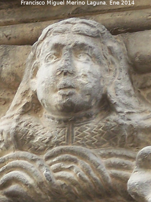 Casa de Los Avils - Casa de Los Avils. Rostro del capitel derecho