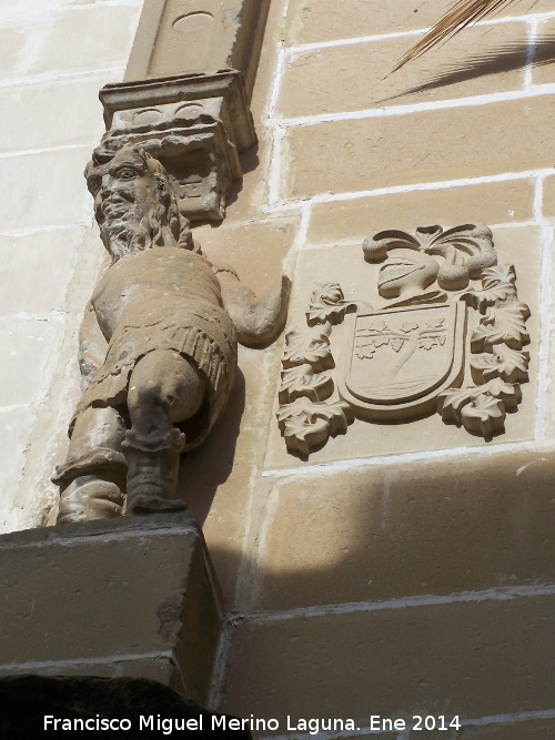 Casa de Los Avils - Casa de Los Avils. Tenante y escudo izquierdos