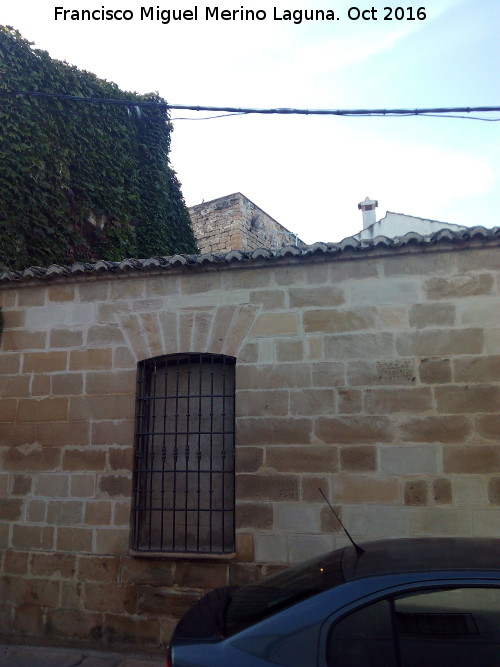 Casa del Licenciado Pedraza - Casa del Licenciado Pedraza. Muro del patio con el Torreón Albarrano del Torrico al fondo