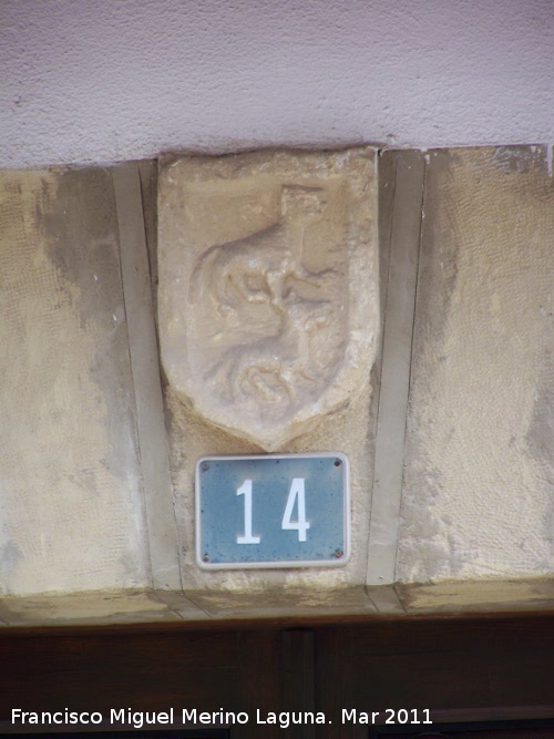 Casa de la Calle Cipriano Alhambra n 14 - Casa de la Calle Cipriano Alhambra n 14. Escudo