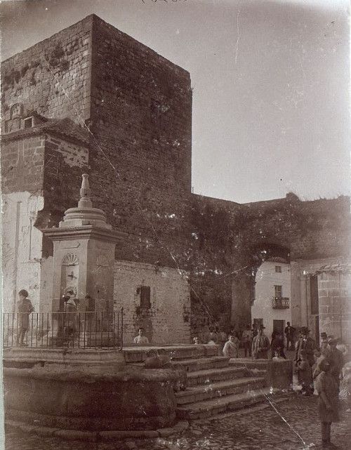 Puerta de Úbeda - Puerta de Úbeda. En esta foto del álbum de Enrique Romero de Torres se ve la casa que había delante de la torre (aquí con la solana cegada) y el arranque de la puerta perdida