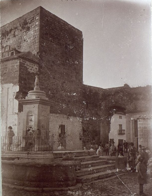 Puerta de beda - Puerta de beda. En esta foto del lbum de Enrique Romero de Torres se ve la casa que haba delante de la torre (aqu con la solana cegada) y el arranque de la puerta perdida