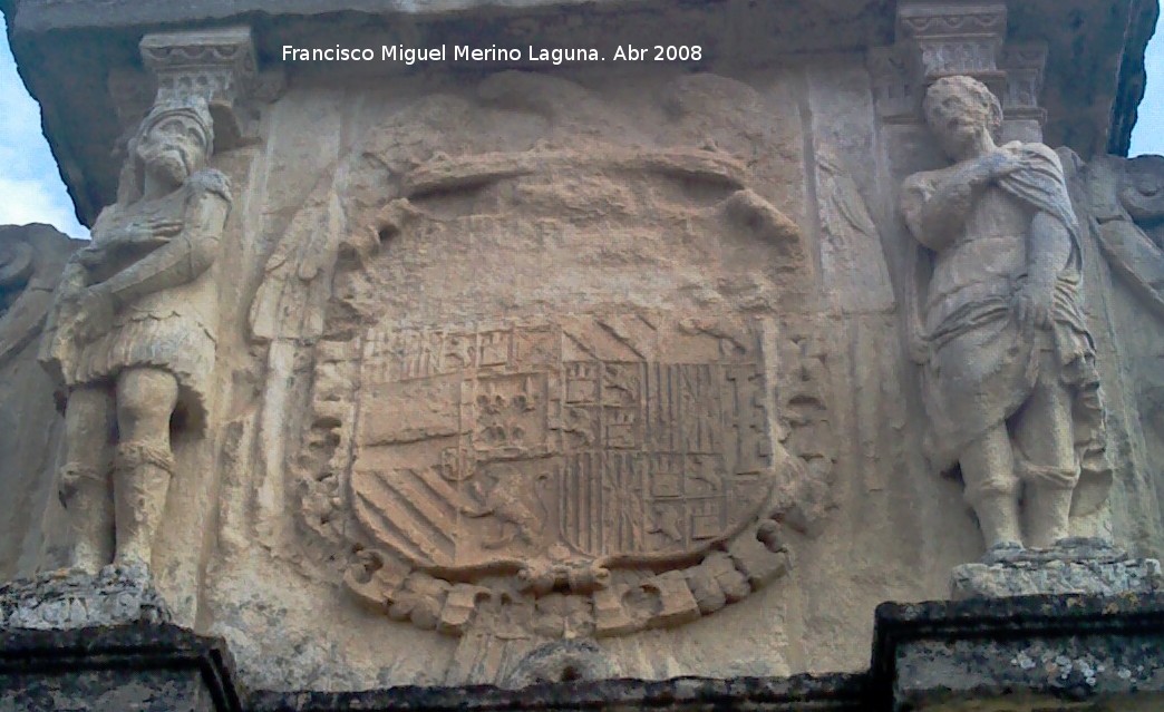 Fuente de Santa Mara - Fuente de Santa Mara. Escudo de Felipe II que da hacia el seminario