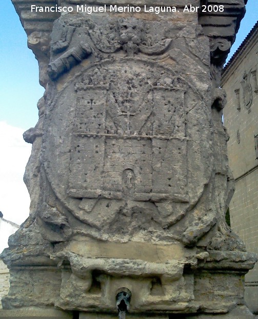 Fuente de Santa Mara - Fuente de Santa Mara. Escudo de Baeza del lateral derecho mirando la fuente hacia la Catedral