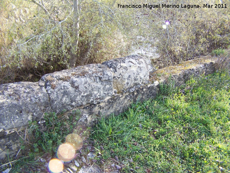 Puente Medieval del Arroyo Salado - Puente Medieval del Arroyo Salado. Barandilla deteriorada