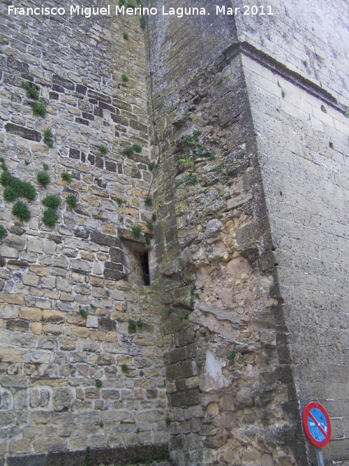 Iglesia del Salvador - Iglesia del Salvador. Tragaluz en la esquina trasera del campanario