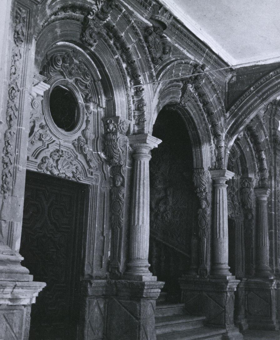 Palacio de Jabalquinto - Palacio de Jabalquinto. Foto antigua. Escalera
