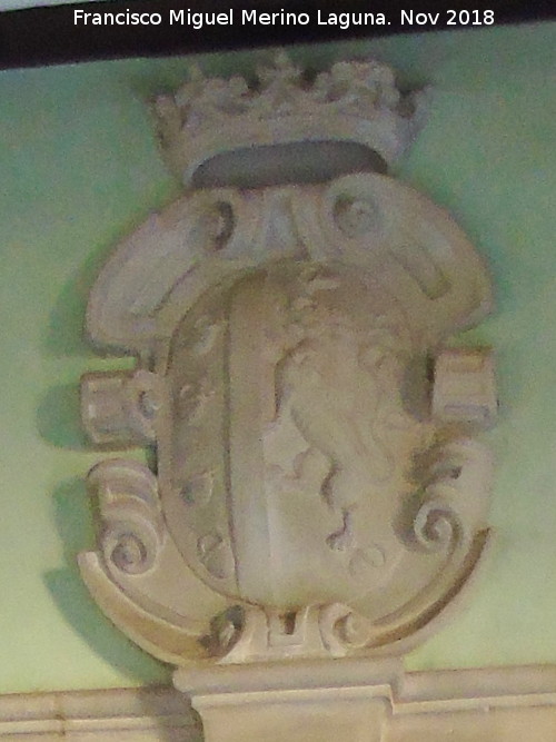 Palacio de Jabalquinto - Palacio de Jabalquinto. Escudo sobre la puerta en el patio