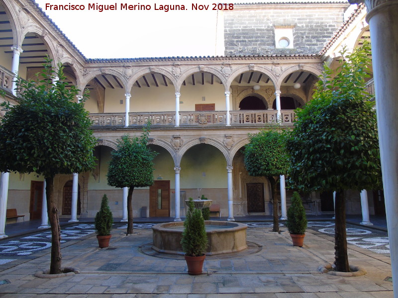 Palacio de Jabalquinto - Palacio de Jabalquinto. Patio