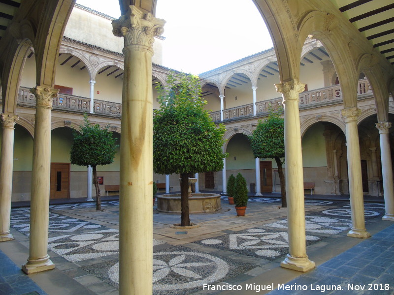 Palacio de Jabalquinto - Palacio de Jabalquinto. Patio