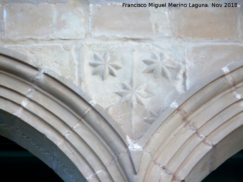 Palacio de Jabalquinto - Palacio de Jabalquinto. Escudo lateral de la galera alta de la fachada