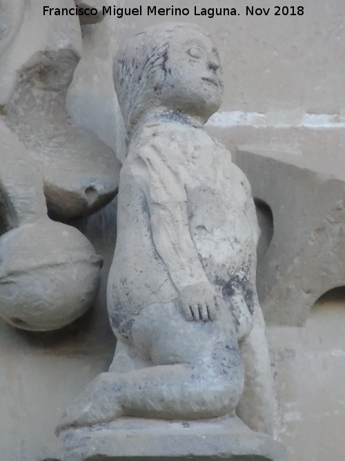 Palacio de Jabalquinto - Palacio de Jabalquinto. Estatua de la fachada