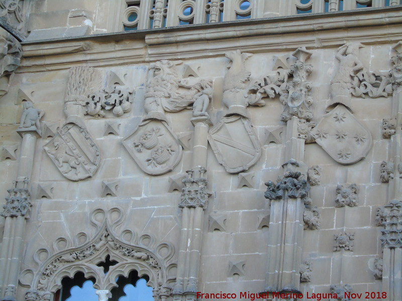 Palacio de Jabalquinto - Palacio de Jabalquinto. Escudos izquierdos de Benavides, Manrique, Mendoza y Rojas