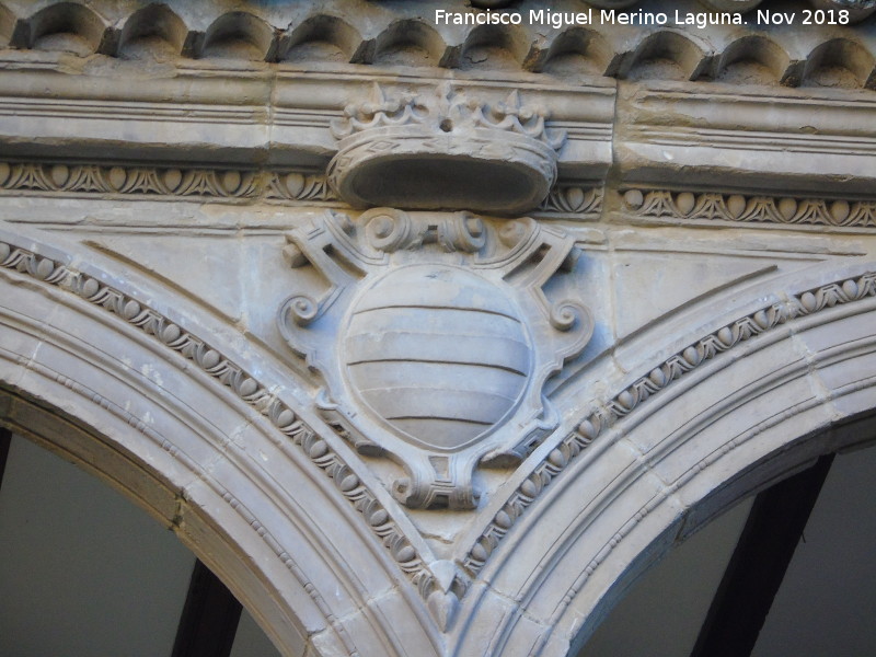 Palacio de Jabalquinto - Palacio de Jabalquinto. Escudo del patio