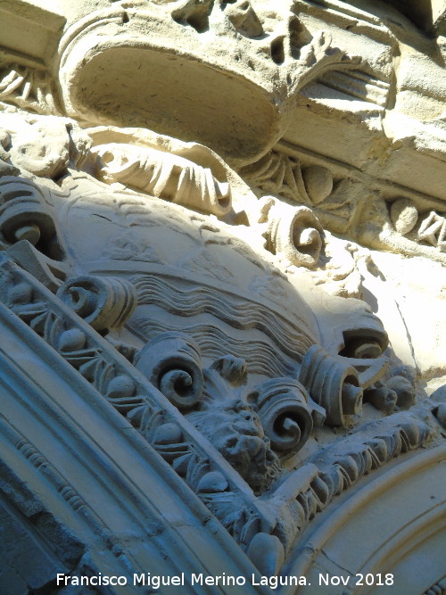 Palacio de Jabalquinto - Palacio de Jabalquinto. Escudo de la galera alta