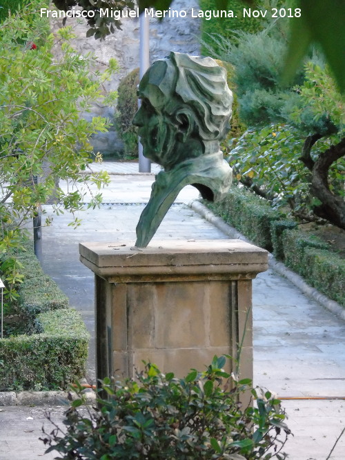 Palacio de Jabalquinto - Palacio de Jabalquinto. Busto de Antonio Machado