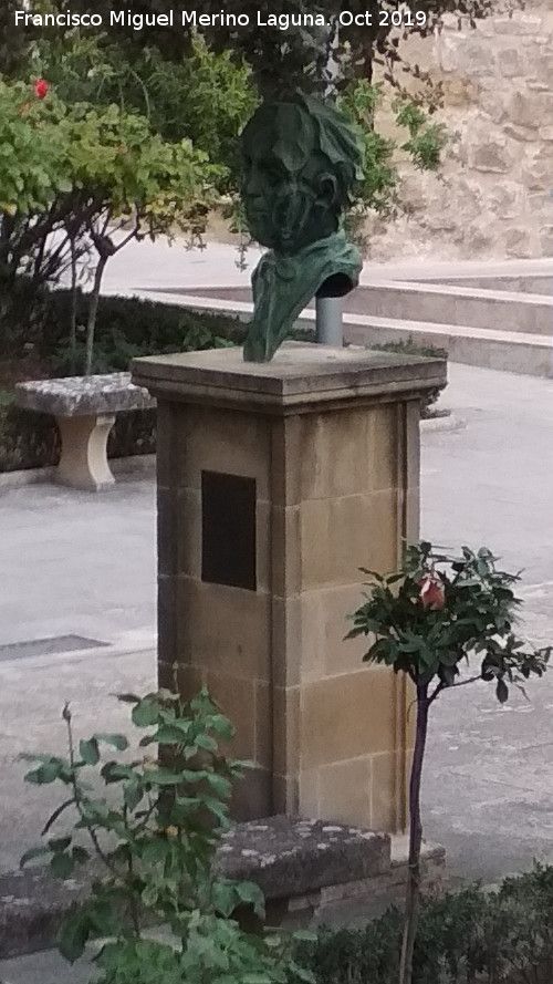 Palacio de Jabalquinto - Palacio de Jabalquinto. Busto de Antonio Machado