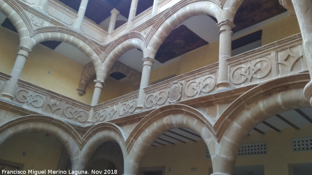 Palacio de los Salcedo - Palacio de los Salcedo. Patio