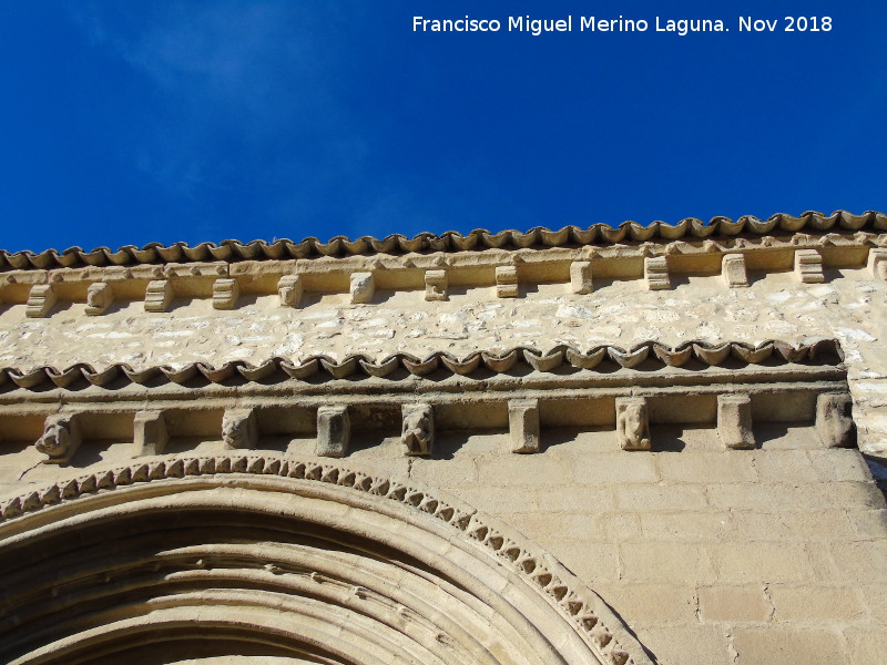 Iglesia de la Santa Cruz - Iglesia de la Santa Cruz. Canecillos del alero lateral