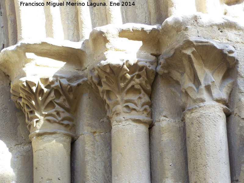 Iglesia de la Santa Cruz - Iglesia de la Santa Cruz. Capiteles derechos de la portada lateral