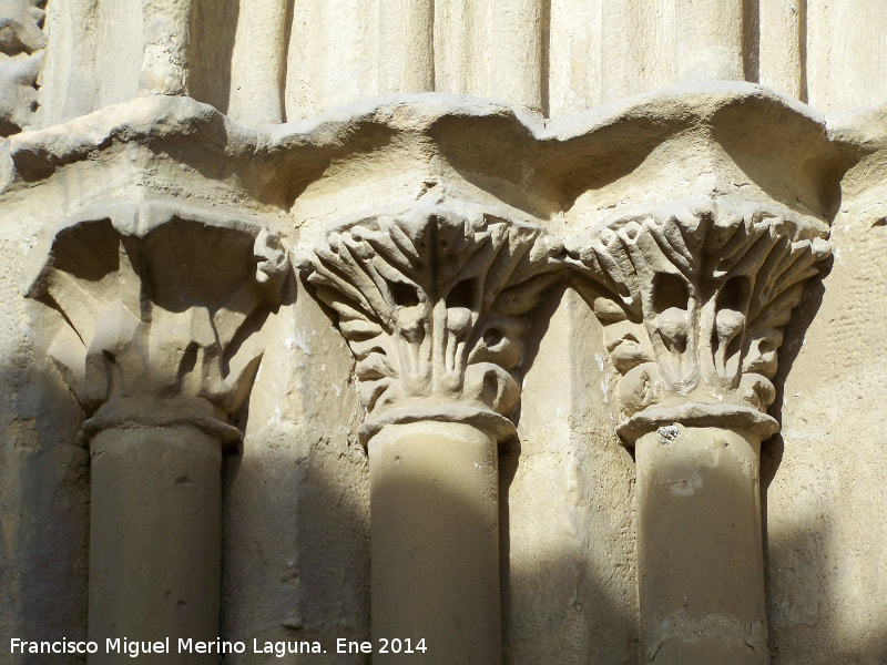 Iglesia de la Santa Cruz - Iglesia de la Santa Cruz. Capiteles izquierdos de la portada lateral