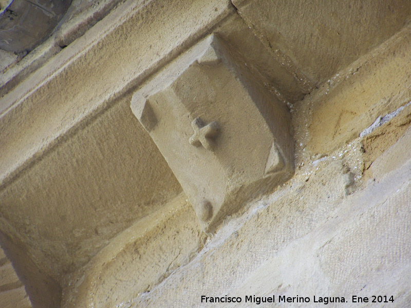 Iglesia de la Santa Cruz - Iglesia de la Santa Cruz. Canecillo de la portada principal