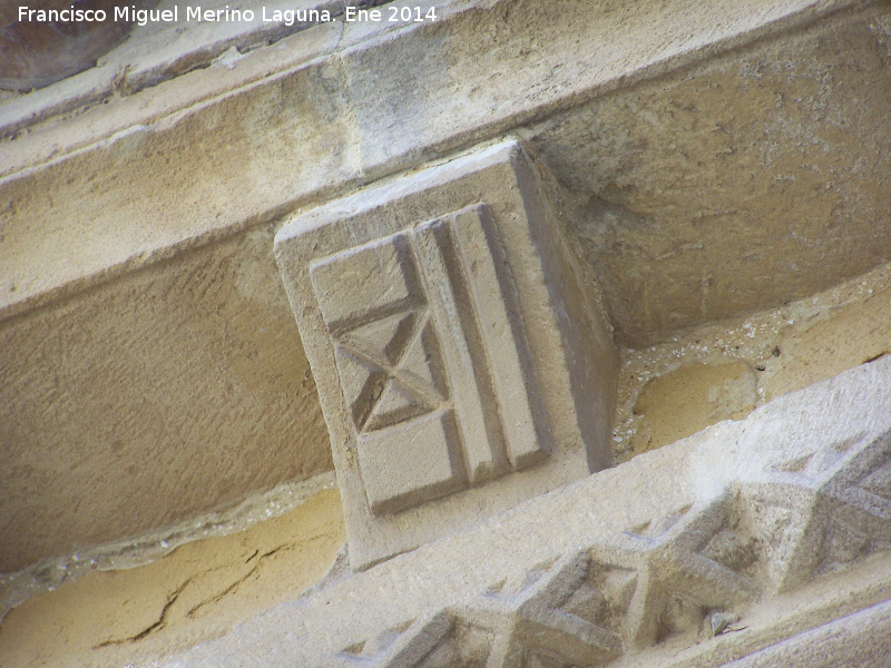 Iglesia de la Santa Cruz - Iglesia de la Santa Cruz. Canecillo de la portada principal