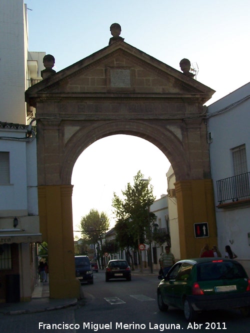 Muralla - Muralla. Arco de la Pastora antigua Puerta de cija