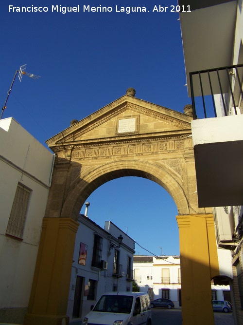 Muralla - Muralla. Arco de la Pastora antigua Puerta de cija