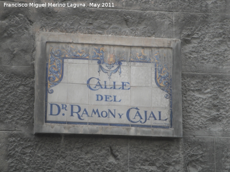 Calle Ramn y Cajal - Calle Ramn y Cajal. Placa del ceramista Ruiz de Luna