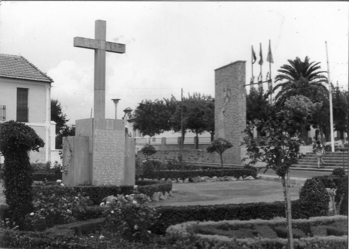 Monumento a la Constitucin de 1978 - Monumento a la Constitucin de 1978. Foto antigua. Entonces en este lugar haba una Cruz