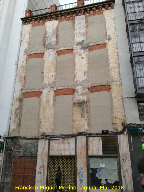 Edificio de la Calle Bernab Soriano n 4 - Edificio de la Calle Bernab Soriano n 4. Expoliados los balcones