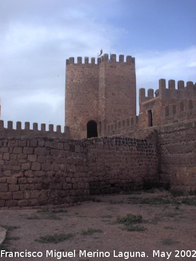 Castillo de Baos de la Encina - Castillo de Baos de la Encina. Torre del Homenaje desde el patio de armas