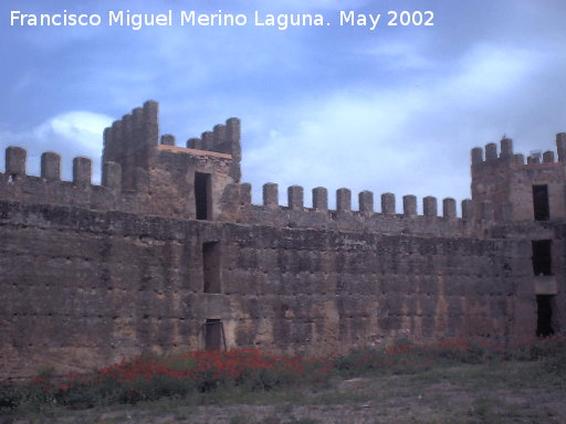 Castillo de Baños de la Encina - Castillo de Baños de la Encina. Muralla y torres desde el patio de armas