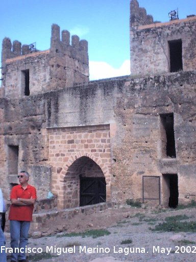 Castillo de Baos de la Encina - Castillo de Baos de la Encina. Puerta principal desde el patio de armas